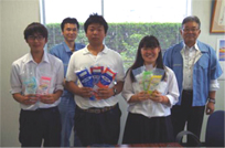 山形県立加茂水産高等学校　水産生物部様と弊社代表、取締役との写真